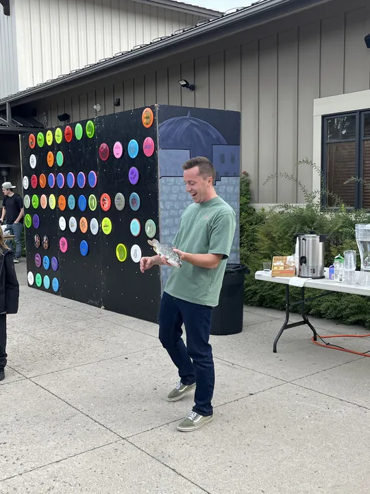 A player at the disc wall