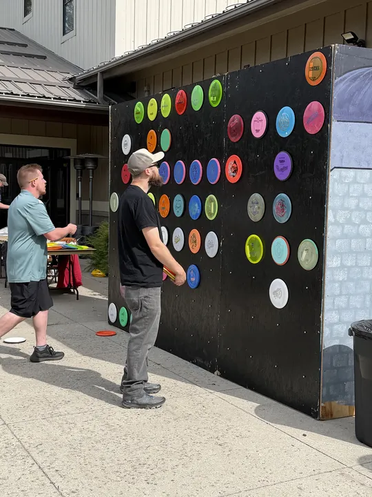 Players at the disc wall