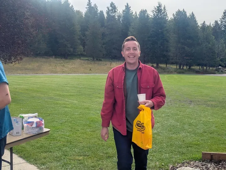 A player with his bag on the lawn