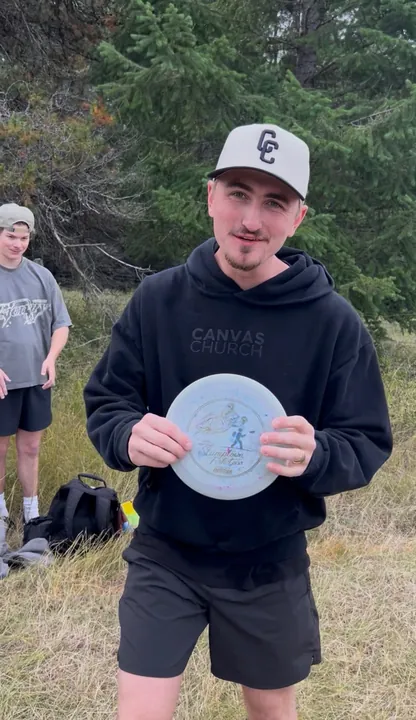 A player holding up his disc