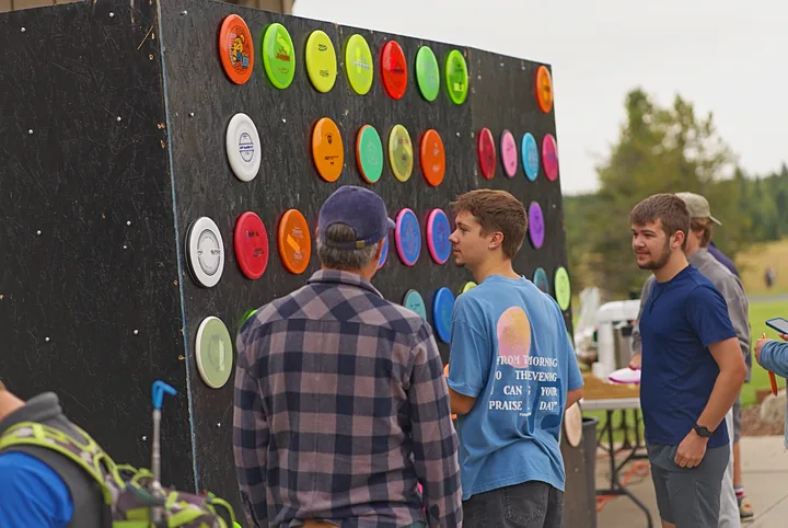 Players by the disc wall