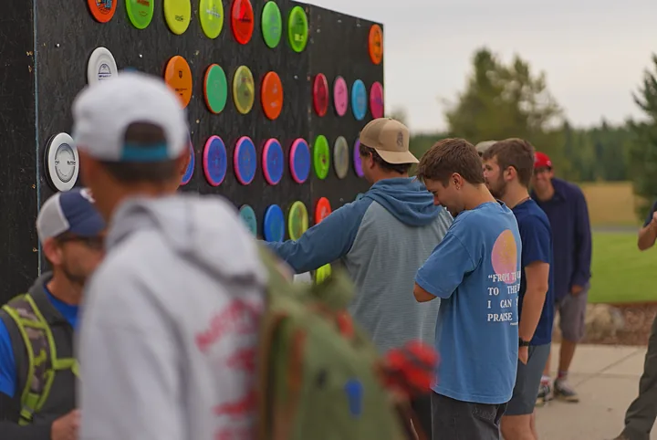 Players by the disc wall