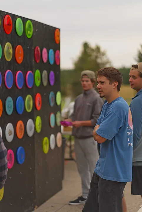 Players by the disc wall
