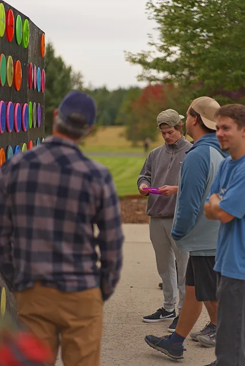 Players by the disc wall