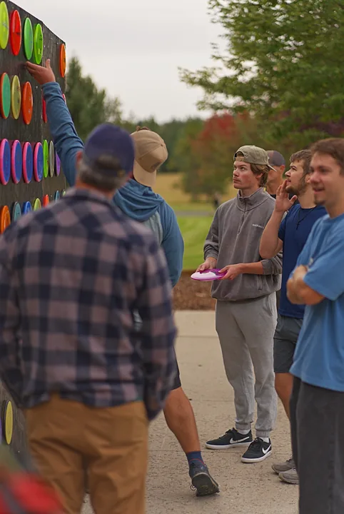Players by the disc wall