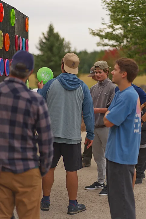 Players by the disc wall
