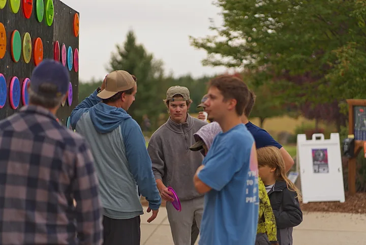 Players by the disc wall