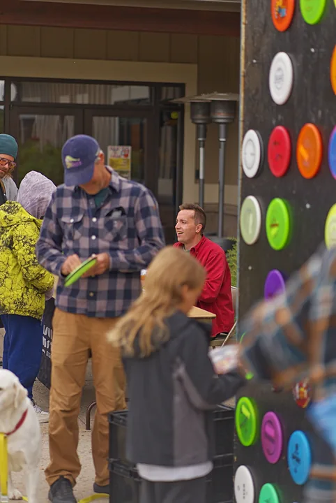 Picking discs from the wall