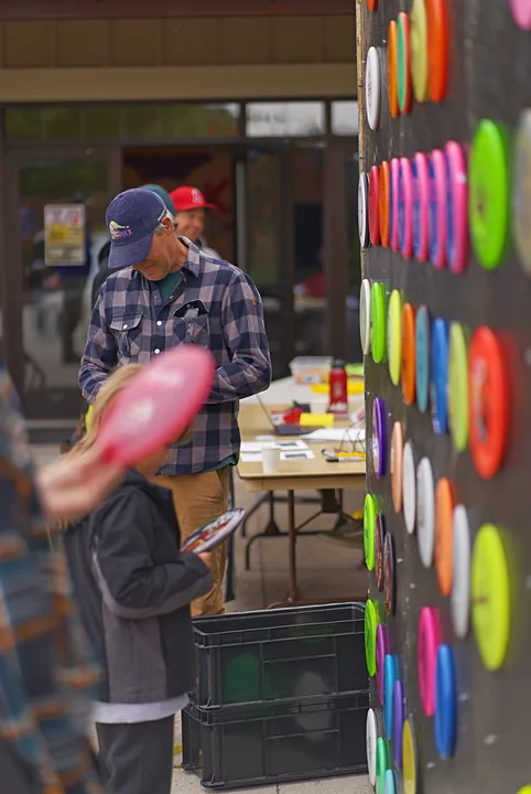 Picking discs from the wall