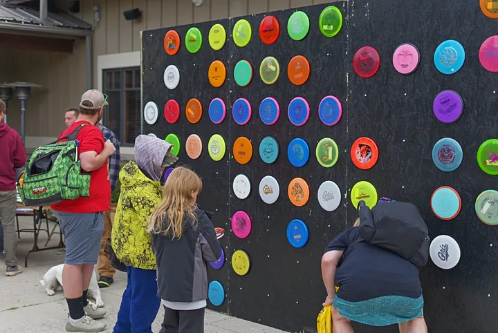 Kids picking discs from the wall