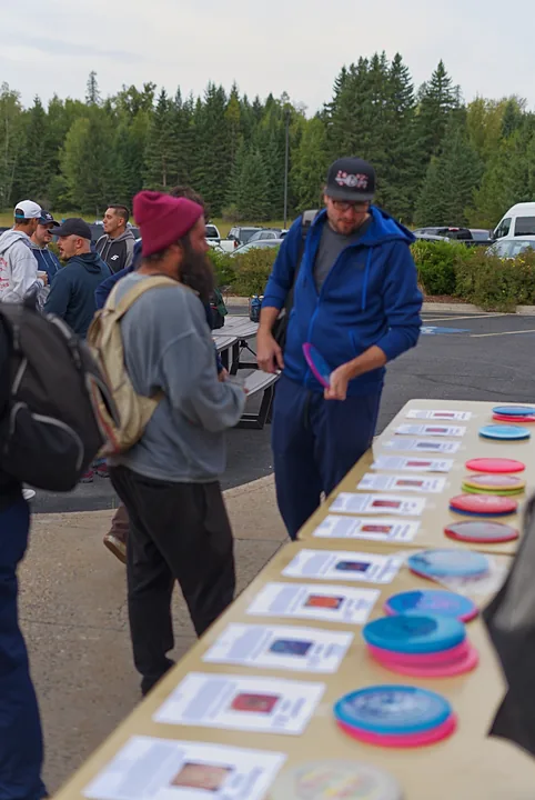 Players at the disc table
