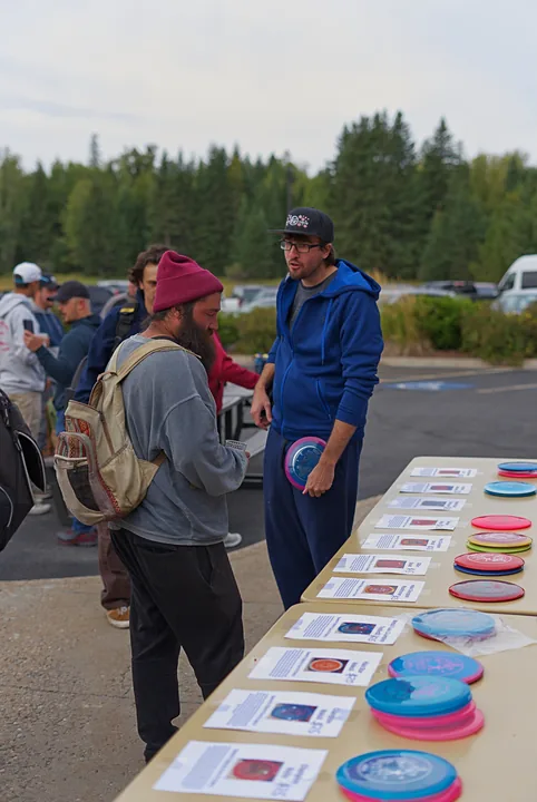 Players at the disc table
