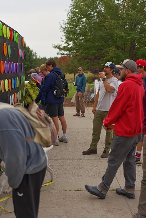 Players by the disc wall